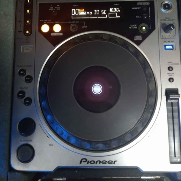 Pioneer DJM-400 2, ch mixer w/ CDJ-800 pair, Traktor A6 in an Odyssey coffin - Picture 6 of 9